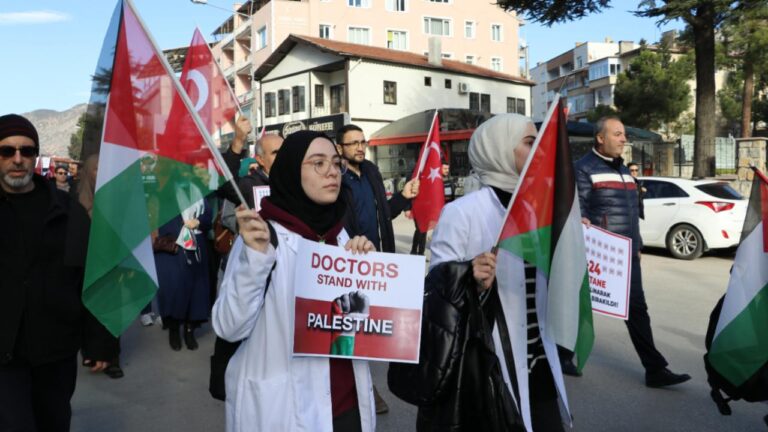 Samsun ve Amasya’da sağlık çalışanları Gazze’ye destek için “sessiz yürüyüş” yaptı