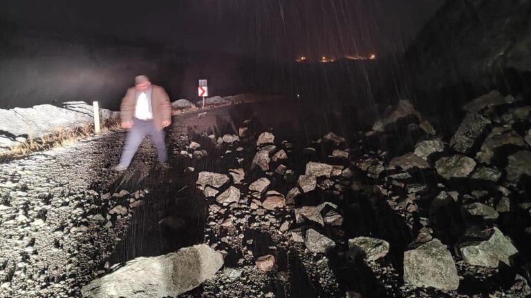 Yozgat’ta heyelan nedeniyle kapanan köy yolu ulaşıma açıldı