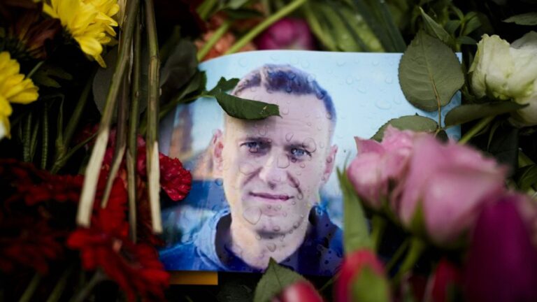 Rus muhalif Aleksey Navalni’nin cenazesi annesine teslim edildi