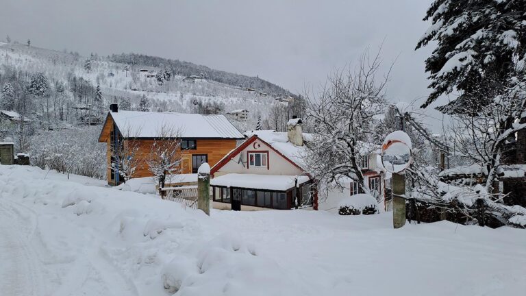 Sakarya'da yoğun kar: Kalınlık 1,5 metreyi buldu