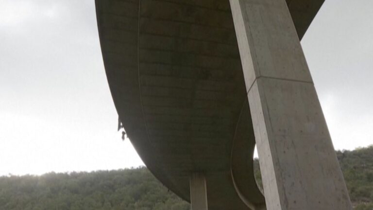 Güney Afrika’da otobüs köprüden düştü: En az 45 ölü