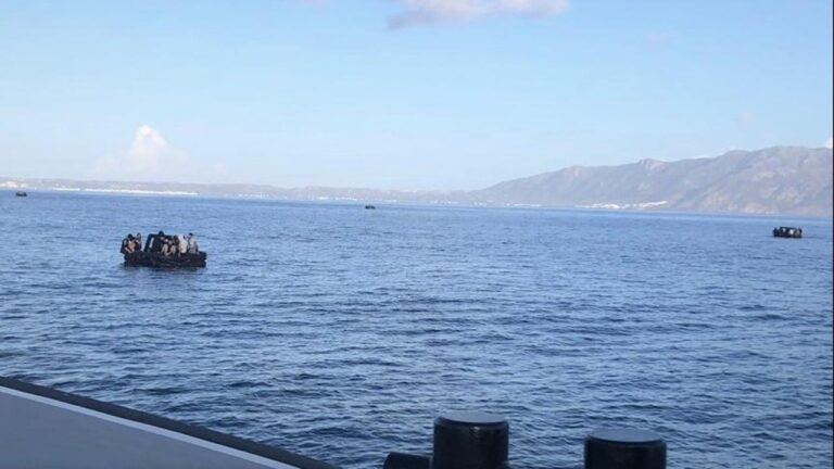 Muğla açıklarında can sallarındaki 87 düzensiz göçmen kurtarıldı