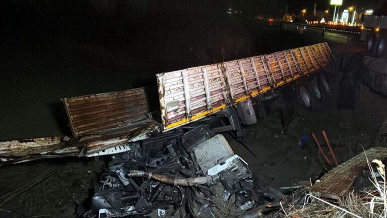 Tır devrildi, inşaat demirleri etrafa saçıldı