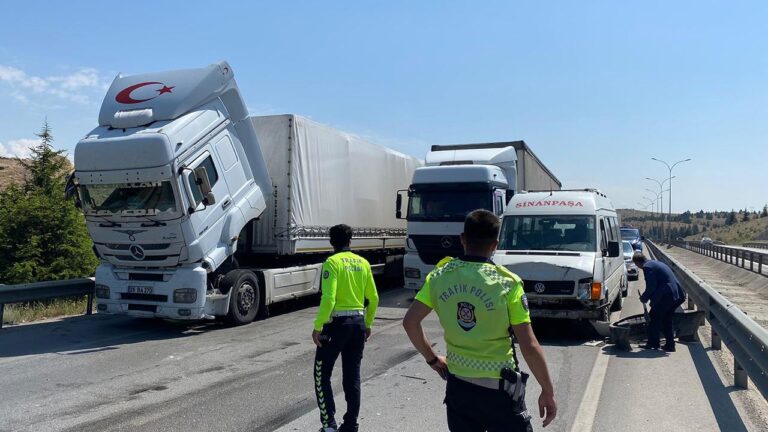 Afyonkarahisar'da zincirleme kaza: 6 yaralı