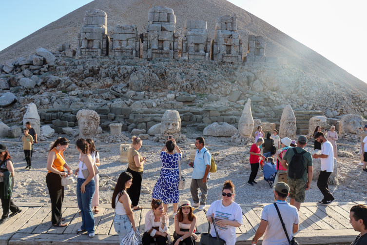 Bayramda Nemrut Dağı'nı yaklaşık 8 bin kişi ziyaret etti