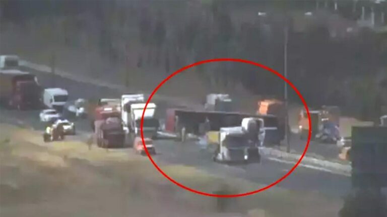 TEM’de devrilen tır trafiği aksattı