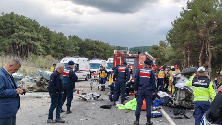 Balıkesir'de 4 araç birbirine girdi: 1 ölü, 10 yaralı