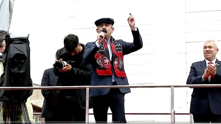 Özgür Özel, Yozgat mitinginde Cumhurbaşkanı Erdoğan’a seslendi: ‘Bu yaptığın korkaklıktır’