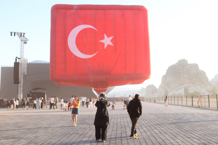 Figürlü sıcak hava balonları, kapadokya'daki gösteriye uçuş yaptı