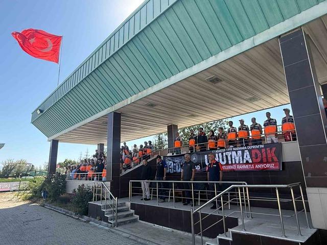 Marmara depreminde hayatını kaybedenler Van 4'te anıldı.