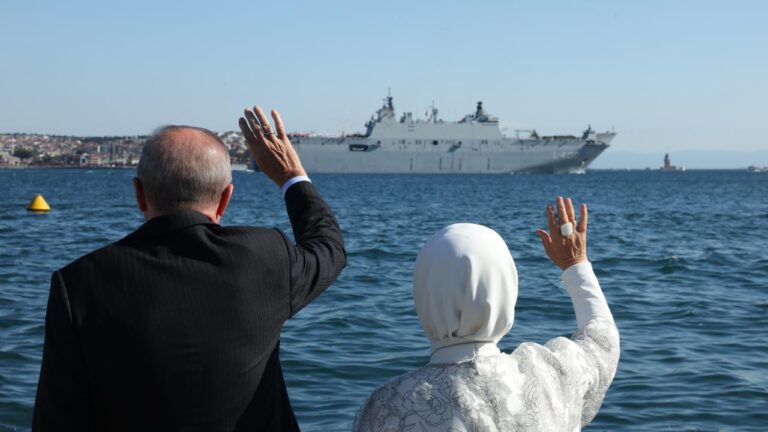 Cumhurbaşkanı Erdoğan, Mavi Vatan’ın koruyucularını İstanbul Boğazı’nda selamladı